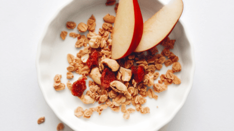 Granola maison healthy aux pommes et aux myrtilles