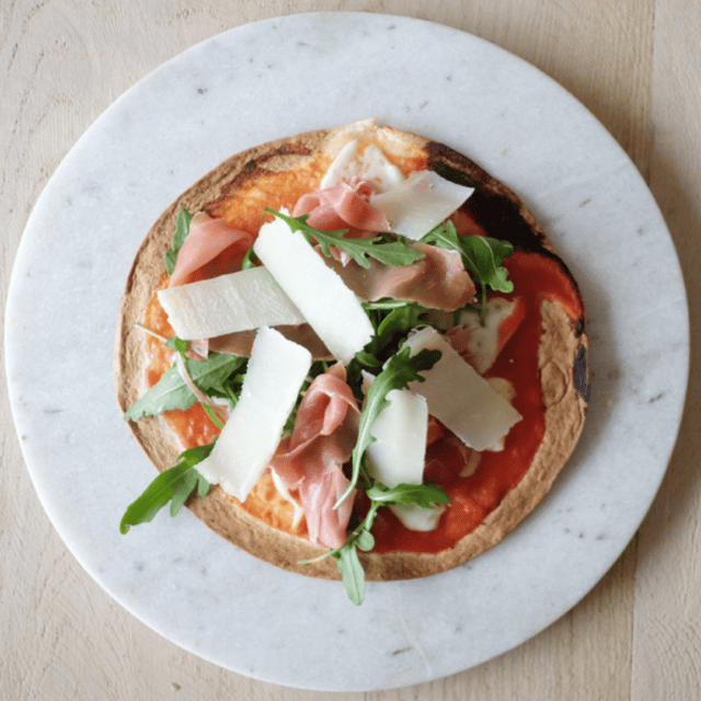 Pizza-wrap healthy au jambon, roquette et parmesan